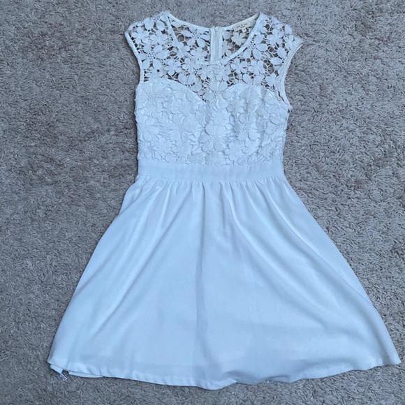 Super cute white dress - Picture 1 of 2